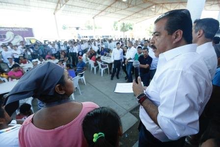 Supervisa Eviel Pérez Magaña atención de familias en zonas afectadas por el sismo del pasado viernes en Oaxaca