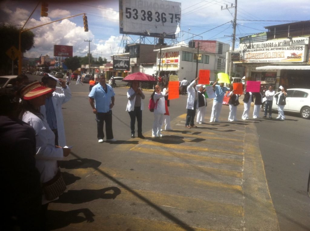 Manifestación de empleados de ISEM por falta de material
