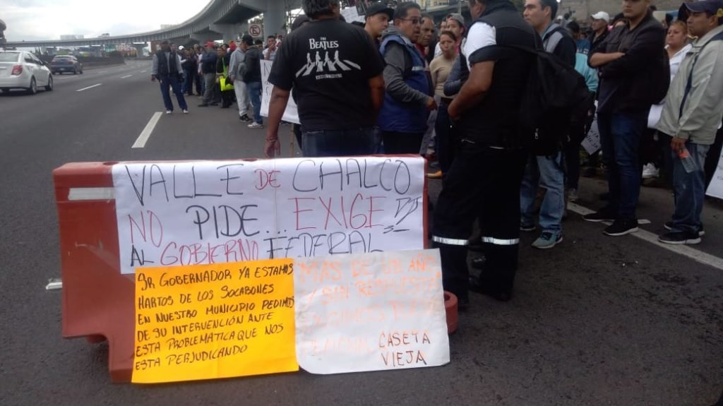 Marchan y bloquean autopista habitantes de Valle de Chalco