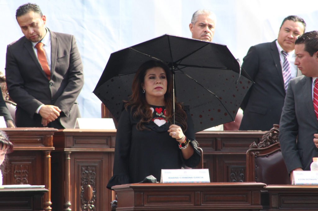 Despiden a Carbajal con abucheos, se burlan de la “catrina” de Chalco