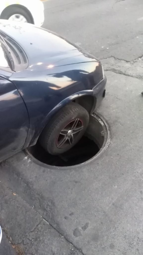 Coladera destapada en Neza provoca daños a automovilistas