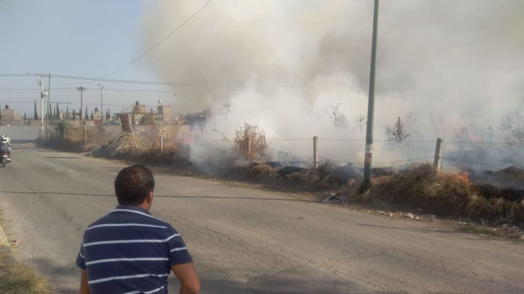 Fuerte incendio de pastizal alcanza una casa en Chalco