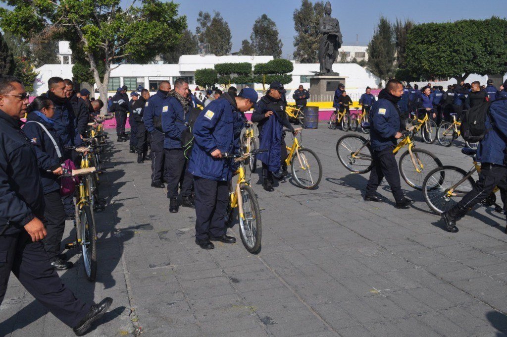 Ante escasez de gasolina, policias de Neza realizan vigilancia en Bicicletas.