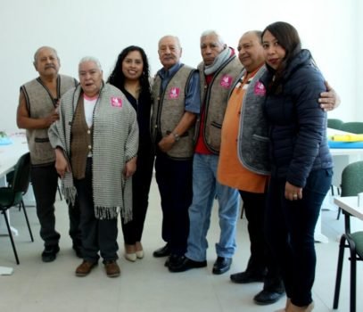 Abriga DIF a adultos mayores con chalecos y chalinas