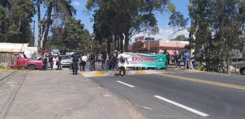 Alumnos y Directivos de CBTA Atlautla, bloquean carretera federal México-Cuautla.