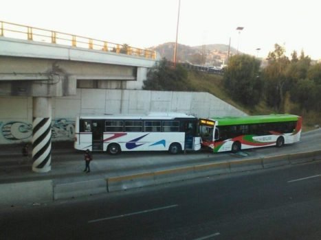 Reportan choque de un autobús contra una unidad del #Mexibús en #Tlalnepantla