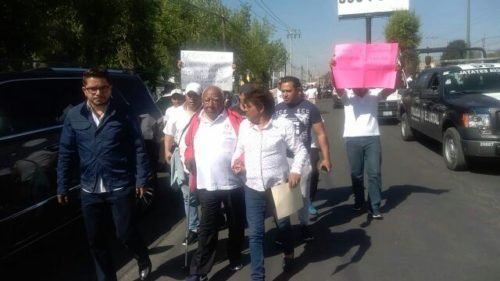 Taxistas bloquean vialidad en evento del Gobernador en Chalco