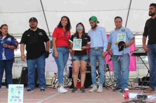 Muestran vehículos deportivos en la Expo 4 ruedas
