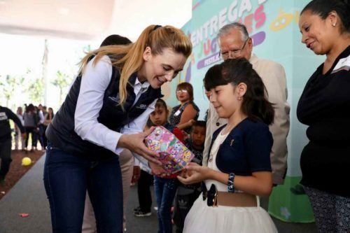 Entrega Fernanda Castillo de del Mazo juguetes a niñez mexiquense