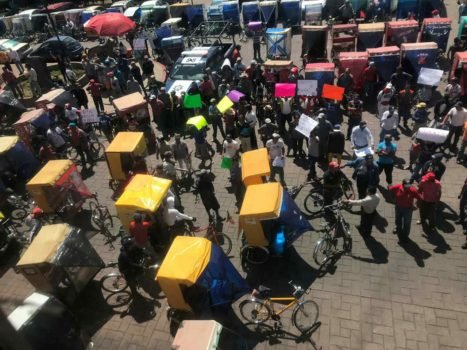 Se manifiestan bicitaxitas de Amecameca por no aceptar el censo