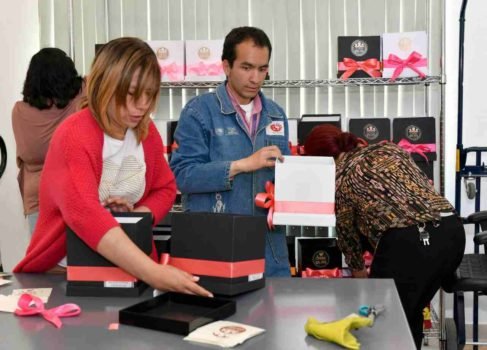 Realizan pacientes del cree arreglos florales para mamás