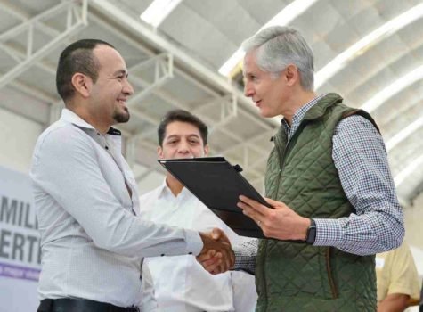 Entrega Alfredo del Mazo título de propiedad número 25 mil