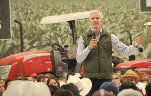 Entrega Alfredo del Mazo apoyos agropecuarios a productores de la zona de los volcanes
