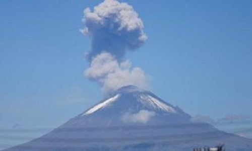 Emite volcán #Popocatépetl 134 exhalaciones acompañadas de vapor de agua, gases volcánicos y ligeras cantidades de ceniza. Continúa Semáforo en #AmarilloFase2