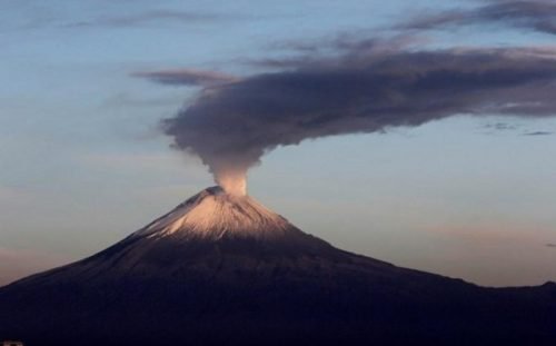 Emite volcán #Popocatépetl 148 exhalaciones acompañadas de vapor de agua, gases volcánicos y ligeras cantidades de ceniza. Continúa semáforo en #AmarilloFase2