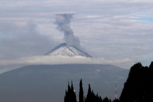 Emite volcán #Popocatépetl 150 exhalaciones acompañadas de vapor de agua, gases volcánicos y ligeras cantidades de ceniza. Continúa semáforo en #AmariloFase2