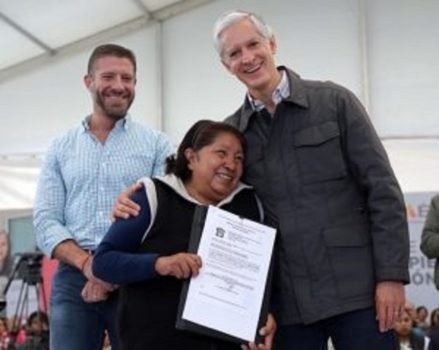 Entrega Gobernador Alfredo Del Mazo títulos de propiedad y posesión a familias de 19 municipios.