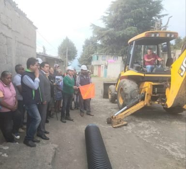 Da Edil Miguel Ángel Salomón Cortés banderazo  de inicio a 3 obras en San Pedro Nexapa.