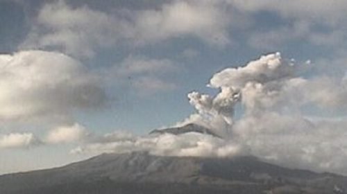 Emite volcán #Popocatépetl 147 exhalaciones acompañadas de vapor de agua y bajas cantidades de ceniza. Continúa semáforo en #AmarilloFase2