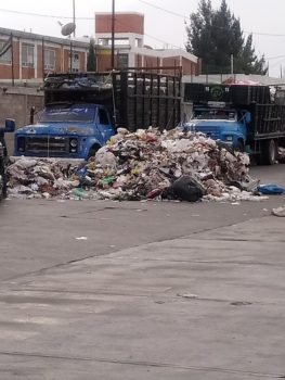 Tiran la basura en el traspatio del Palacio municipal al alcalde de #Valle de Chalco.