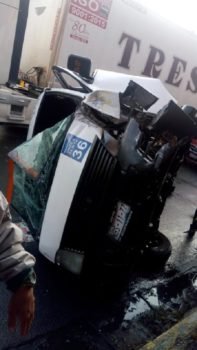 Unidad de transporte público  se volcó por exceso  de velocidad en #Ixtapaluca