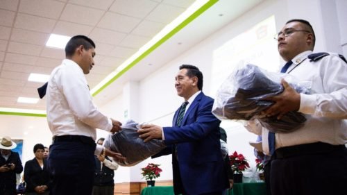 Entrega Edil Miguel Ángel Salomón Cortés uniformes  a nuevos policías