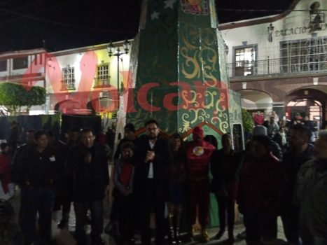 Árbol artesanal  navideño es encendido por el presidente municipal Valentín Martínez  Castillo en Ozumba