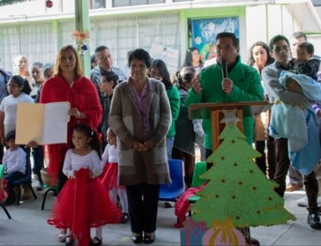Entrega Edil Miguel Ángel Salomón Cortés certificación de Acta de Cabildo al Jardín de Niños “Arcadio Pagaza”