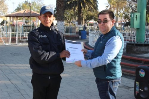 Entregan constancias a policías municipales y equipo nuevo