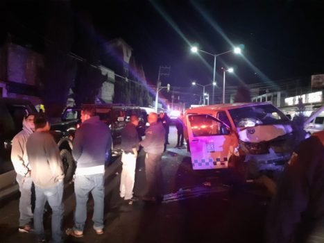 Choca Camioneta de servicio público contra una Hummer en Amecameca