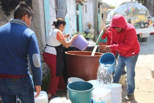 CAEM distribuye agua en San Juan Tehuixtitlán