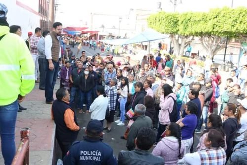 Dialoga alcalde con tianguistas y pide su comprensión