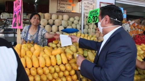 Entrega Alcalde Miguel Ángel Salomón Cortés cubrebocas en tianguis