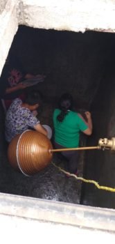 Vecinos de Ecatzingo limpian deposito que les abastece de Agua