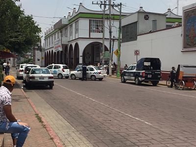 Cierran taxistas centro de Amecameca para no pagar derechos