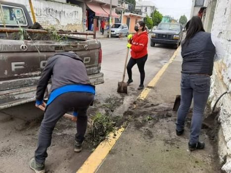 Realizan faena de limpieza en calles y avenidas de Atlautla