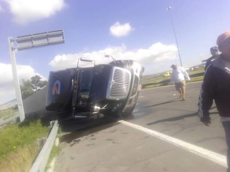 Volcadura de tráiler en Circuito Exterior Mexiquense deja un herido