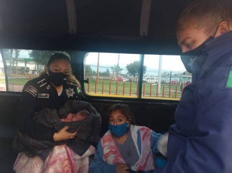 Mujer da a luz en una unidad de transporte público en Ixtapaluca