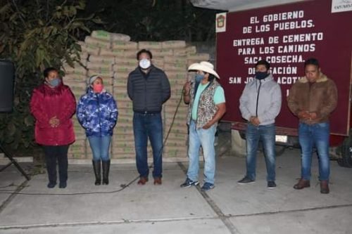 Edil de Ozumba entrega cemento para rodamientos de caminos sacacosecha