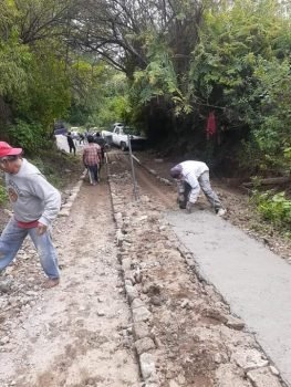 Construyen rodamientos en caminos saca cosecha en Ozumba
