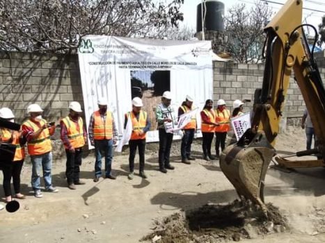 Dan banderazo de inicio para los trabajos de construcción en calles de la delegación San Juan Tepecoculco en Atlautla