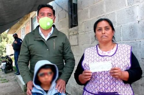 Gobierno de Amecameca entrega a menor recurso económico para prótesis ocular