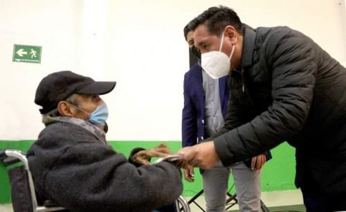 Entregan  apoyos económicos a adultos mayores de Amecameca