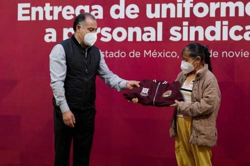Miguel Gutiérrez entrega becas y uniformes al personal sindicalizado de Chalco. 