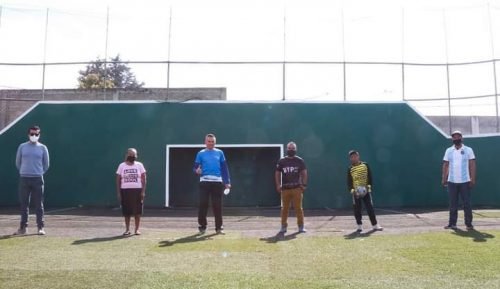 Para garantizar la seguridad de los jugadores rehabilitan cancha de fútbol en Amecameca