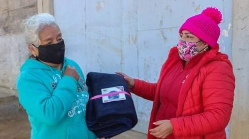 Con la entrega de 3 mil 200 cobijas se busca proteger del frío a familias más vulnerables de Ixtapaluca