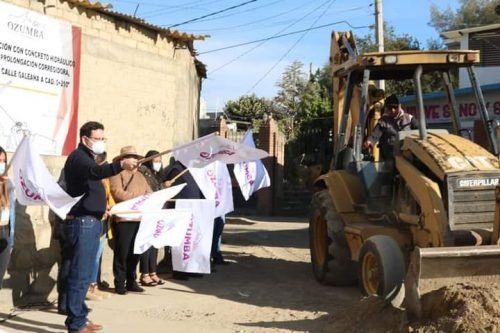 Edil de Ozumba da banderazo de inicio a los trabajos de reparación en la avenida Cuauhtémoc