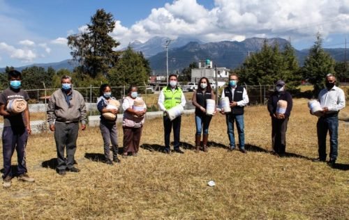 Gobierno municipal de Amecameca y CAEM hacen entrega de cobijas en sus 8 delegaciones