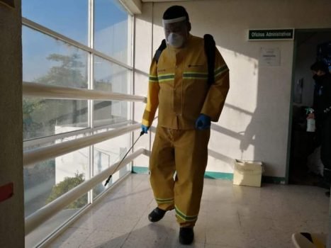 Sanitizan espacios públicos y viviendas en Atlautla