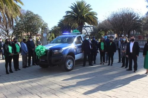 Edil de Tenango del Aire entrega patrulla a elementos policíacos durante ceremonia del  Día de la Bandera